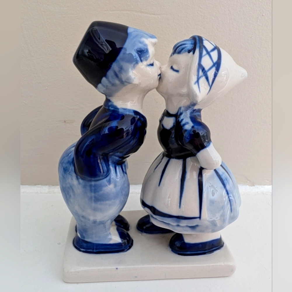 Vintage 1970's Deft Blue Kissing Couple Collectible